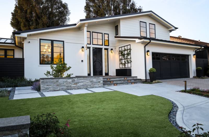 contemporary front yard with concrete paving and elegant geometry